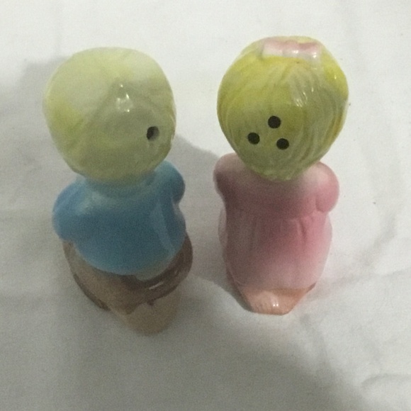 Darling vintage boy and girl praying salt and pepper shakers, used , great shape - Picture 6 of 7